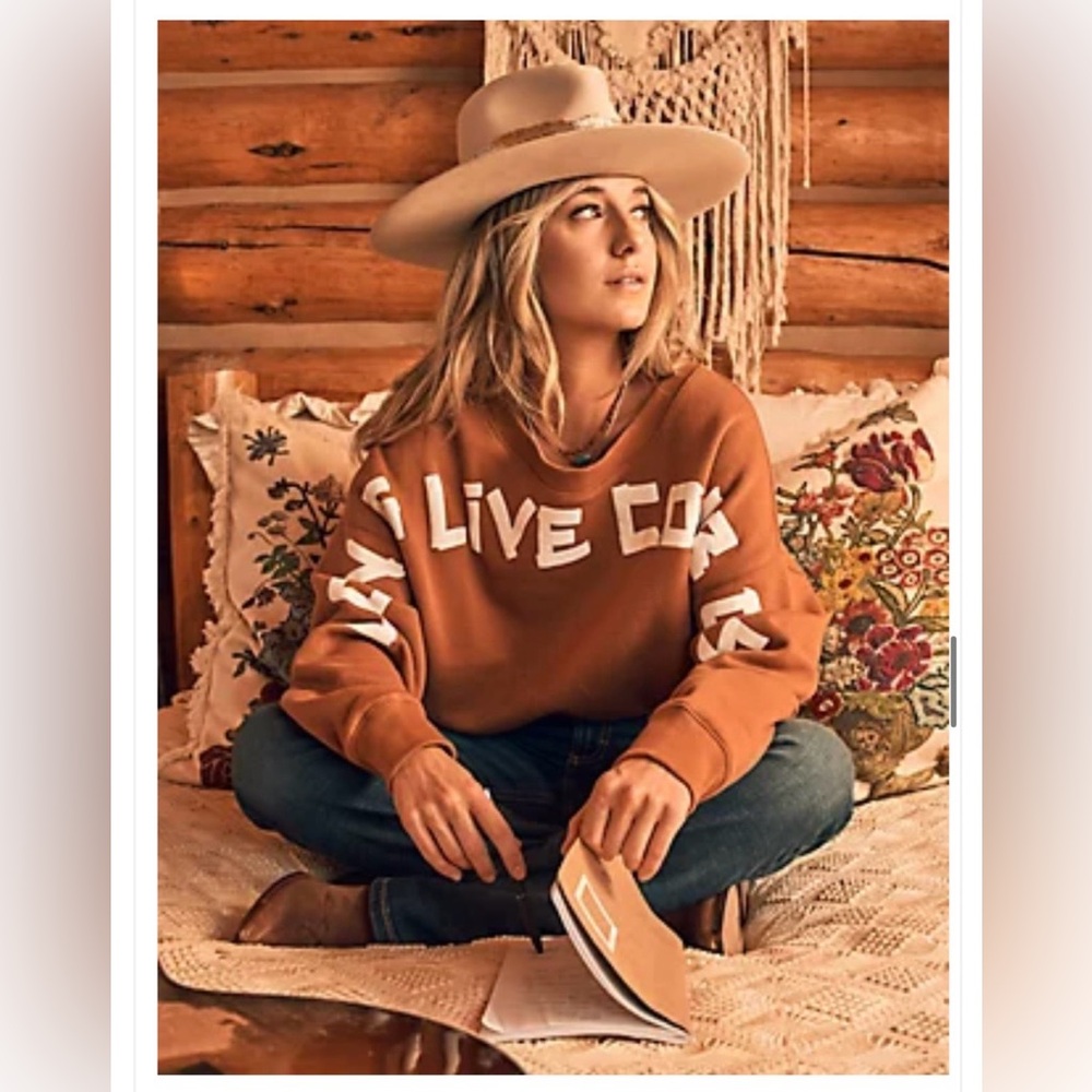 Wrangler Retro Lainey Wilson Women's Long Live
Cowboys Crewneck Sweatshirt
